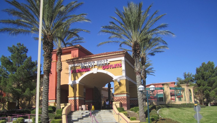 Desert Hills Premium Outlets