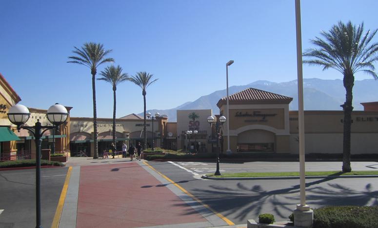 How to get to Desert Hills Premium Outlets in Cabazon by Bus?