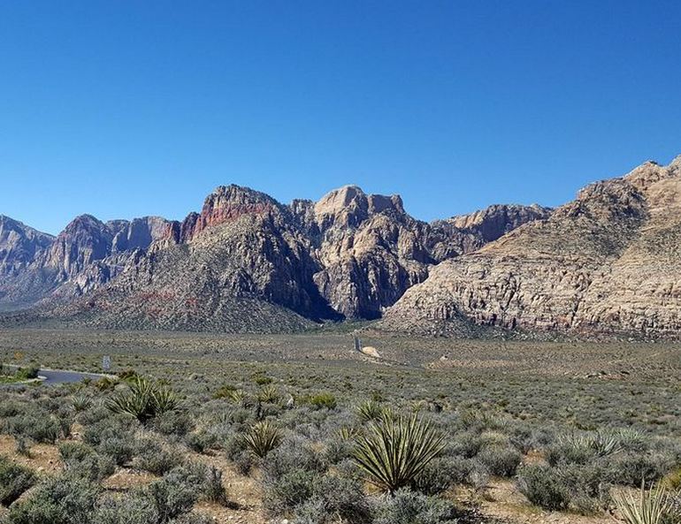 California desert, Red Rock Sign and Seven Magic Mts